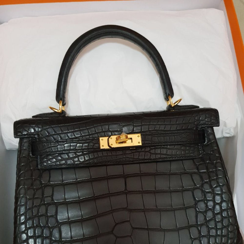 Hermès Kelly 25 Noir (Black) Alligator Mississippi Matte Gold Hardware GHW C Stamp 2018 <!28225584> - The French Hunter