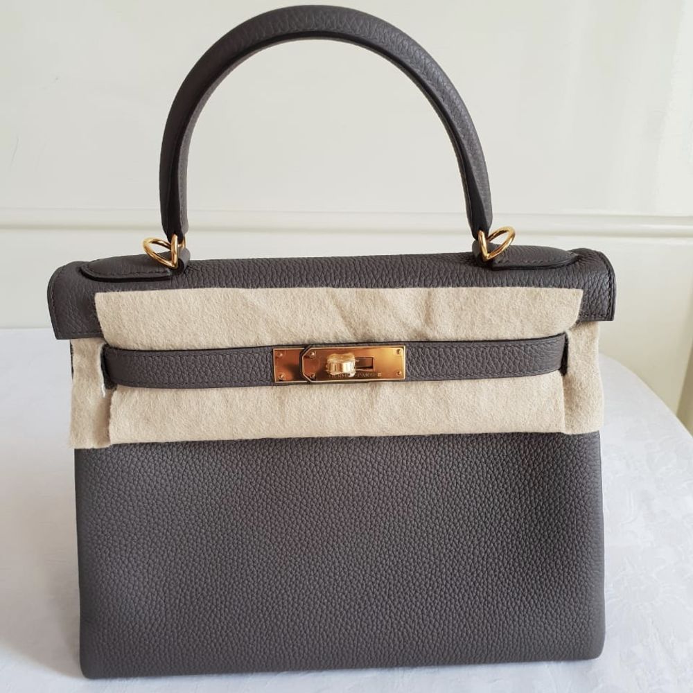 Hermès Kelly 28 Gris Etain Togo Gold Hardware GHW C Stamp 2018 <!29944298> <!SOLD> - The French Hunter