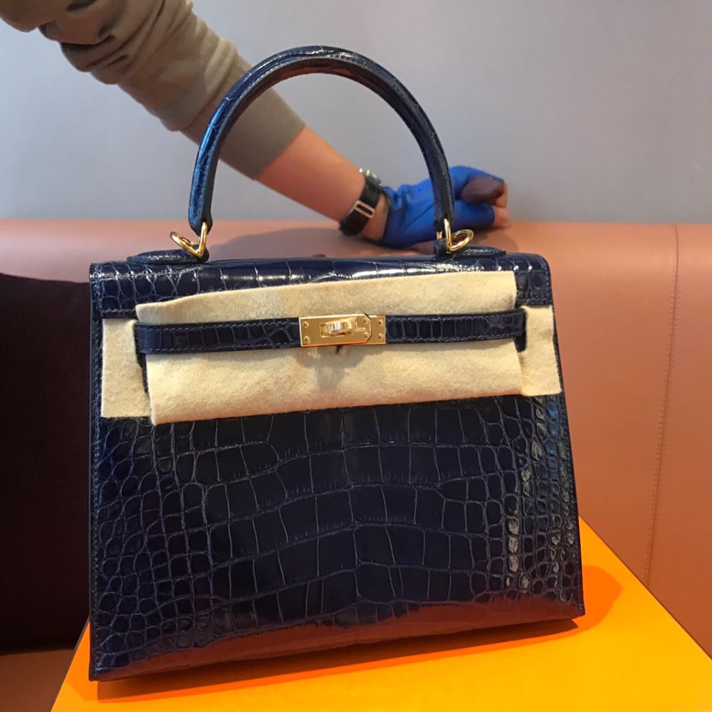 Hermès Kelly 25 Bleu Saphir Sellier Alligator Mississippi Lisse Gold Hardware GHW C Stamp 2018 - The French Hunter